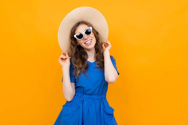 Frau Kleid Posiert Vor Orangefarbenem Hintergrund — Stockfoto