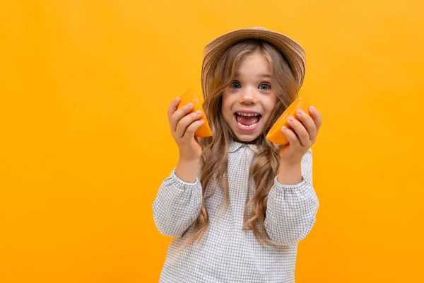 Χαριτωμένο Κοριτσάκι Ποζάρουν Πάνω Από Πορτοκαλί Φόντο — Φωτογραφία Αρχείου