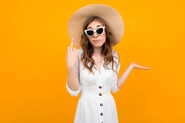 Modische Junge Frau Posiert Studio Gegen Orange Mit Weißem Kleid — Stockfoto