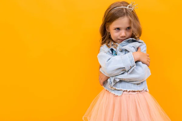Nettes Kleines Mädchen Posiert Vor Orangefarbenem Hintergrund — Stockfoto