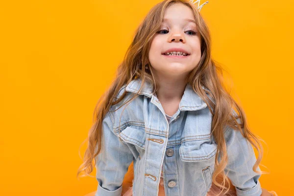 Cute Little Girl Pozowanie Pomarańczowym Tle — Zdjęcie stockowe