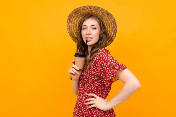 Frau Rotem Kleid Mit Print Und Strohhut Mit Kaffee — Stockfoto