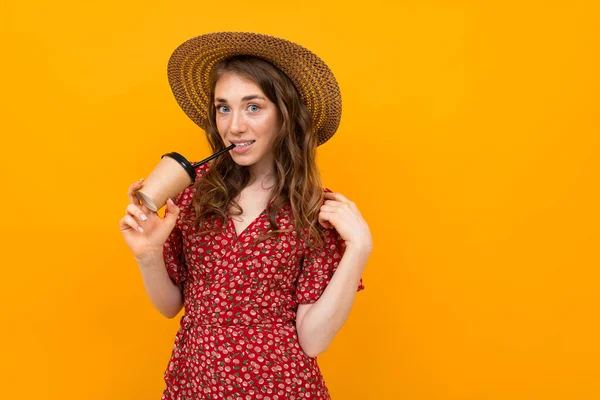 Frau Mit Kaffee Kleid Und Strohhut Posiert Gegen Orange — Stockfoto