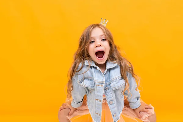 Cute Little Girl Pozowanie Pomarańczowym Tle — Zdjęcie stockowe