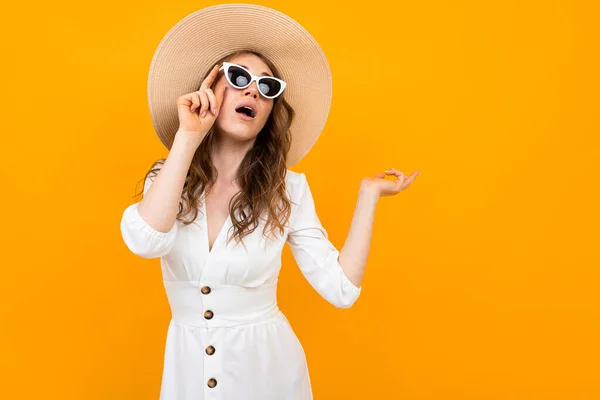 Mujer Joven Moda Posando Estudio Contra Naranja Usando Vestido Blanco — Foto de Stock