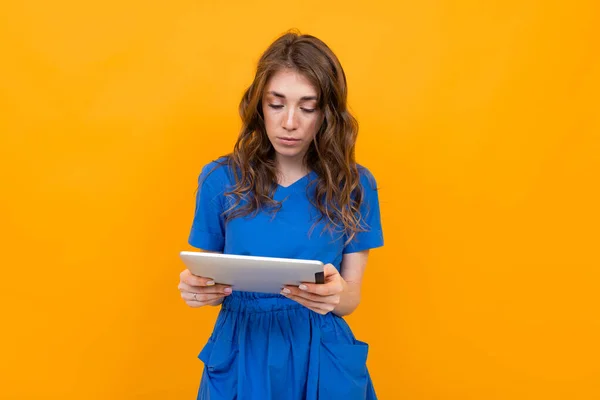 Mujer Vestido Posando Con Tableta Digital Sobre Fondo Naranja — Foto de Stock