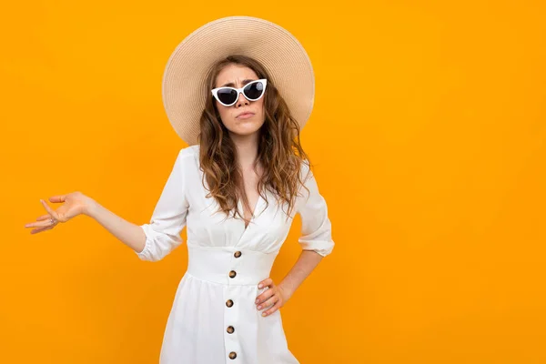 Frau Mit Hut Posiert Auf Orangefarbenem Hintergrund — Stockfoto