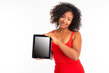 bir tablet ile güzel bir genç kadın 