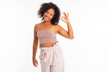 Güzel genç kadın beyaza karşı 