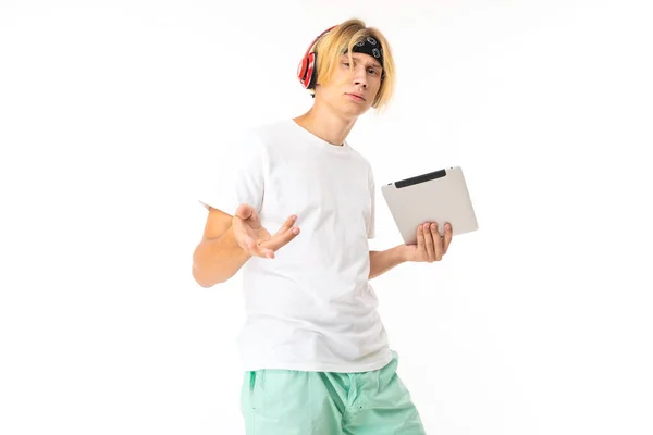 Mann Posiert Kopfhörer Mit Digitalem Tablet Vor Weißem Hintergrund — Stockfoto