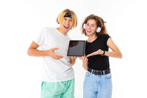 Wanita Dan Pria Berpose Dengan Headphone Dengan Tablet Digital Terhadap — Stok Foto