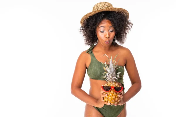 Afrikanerin Badebekleidung Posiert Mit Ananas Vor Weißem Hintergrund — Stockfoto