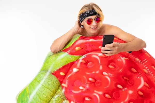 Jovem Loiro Homem Peito Posando Com Colchão Telefone Celular Contra — Fotografia de Stock