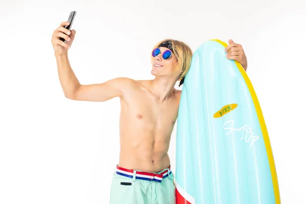 Jovem Loiro Homem Peito Óculos Sol Posando Com Colchão Telefone — Fotografia de Stock