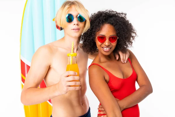 Afrikaanse Vrouw Blanke Blonde Man Zwemkleding Poseren Met Luchtbed Dranken — Stockfoto