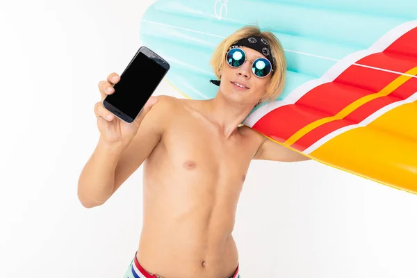 Jonge Blonde Man Blote Borst Zonnebril Poseren Met Luchtbed Mobiele — Stockfoto