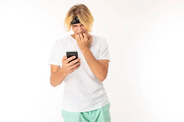 Homme Posant Avec Téléphone Portable Sur Fond Blanc — Photo