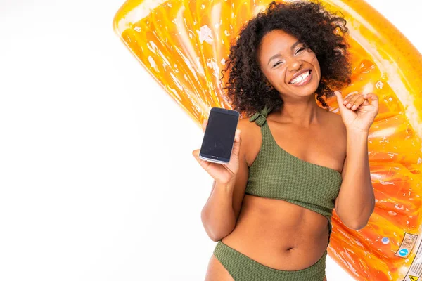 Afrikanerin Badebekleidung Posiert Mit Luftmatratze Und Handy Vor Weißem Hintergrund — Stockfoto