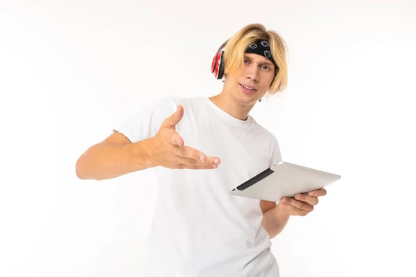 Homme Posant Dans Des Écouteurs Avec Tablette Numérique Sur Fond — Photo