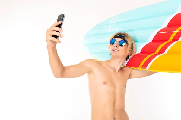 Jovem Loiro Homem Peito Óculos Sol Posando Com Colchão Telefone — Fotografia de Stock