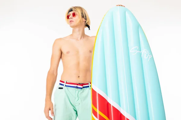 年轻的金发男子赤身裸体 戴着太阳镜 摆出白色背景的气垫 — 图库照片
