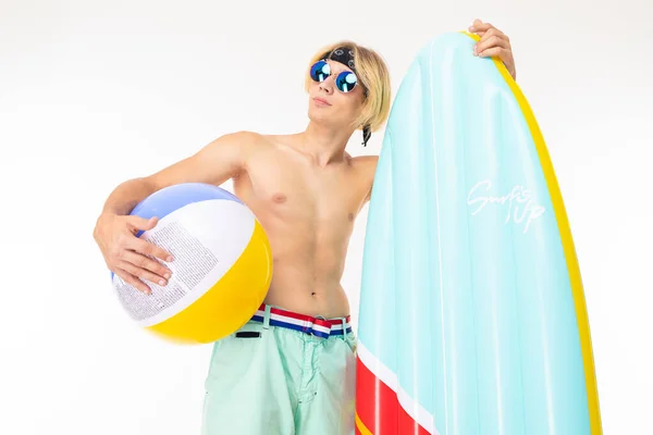 Молодой Блондин Голый Солнечных Очках Позирует Воздушным Матрасом Резиновым Мячом — стоковое фото