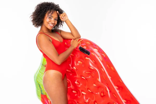 Afrikanerin Badebekleidung Posiert Mit Luftmatratze Vor Weißem Hintergrund — Stockfoto