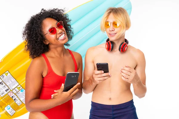 Afrikanerin Und Kaukasischer Blonder Mann Badebekleidung Posieren Mit Mobiltelefonen Und — Stockfoto