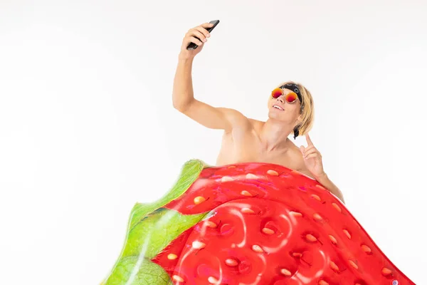 Jovem Loiro Homem Peito Posando Com Colchão Telefone Celular Contra — Fotografia de Stock