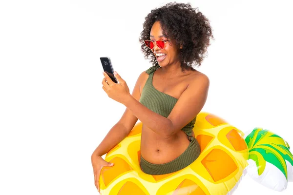 Afrikanerin Badebekleidung Posiert Mit Gummiring Und Handy Vor Weißem Hintergrund — Stockfoto