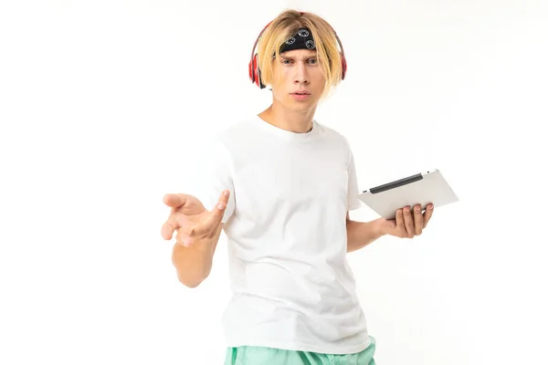 Pria Berpose Headphone Dengan Tablet Digital Terhadap Latar Belakang Putih — Stok Foto