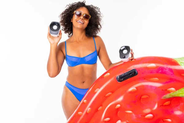 Afrikanerin Badebekleidung Posiert Mit Luftmatratze Und Lautsprechern Vor Weißem Hintergrund — Stockfoto