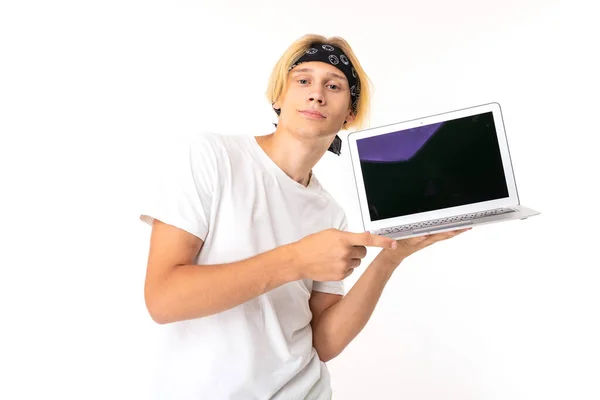 Pria Berpose Dengan Laptop Terhadap Latar Belakang Putih — Stok Foto