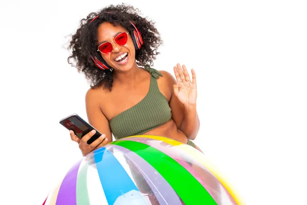 Afrikanerin Badebekleidung Posiert Mit Aufblasbarem Ball Und Handy Vor Weißem — Stockfoto