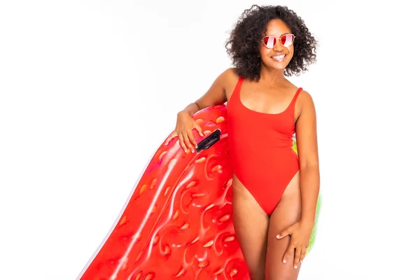 Donna Africana Costume Bagno Posa Con Materasso Aria Sullo Sfondo — Foto Stock