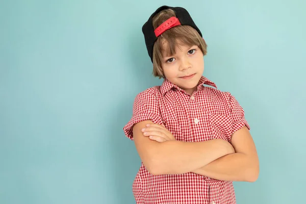 Carino Ragazzo Alla Moda Posa Contro Blu — Foto Stock