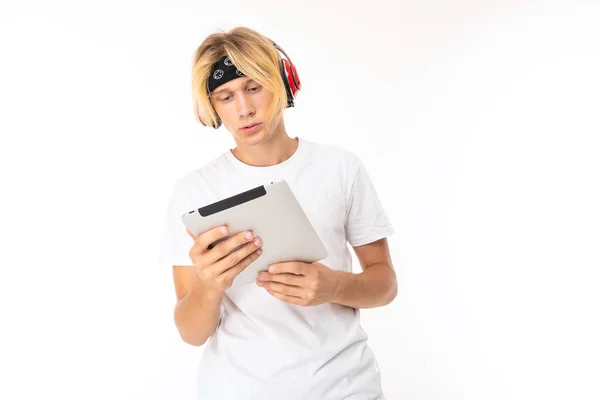 Man Poseren Hoofdtelefoon Met Digitale Tablet Tegen Witte Achtergrond — Stockfoto