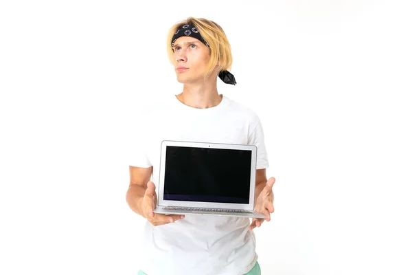Homem Posando Com Laptop Contra Fundo Branco — Fotografia de Stock