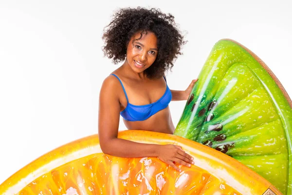 Afrikanerin Badebekleidung Posiert Mit Luftmatratzen Vor Weißem Hintergrund — Stockfoto