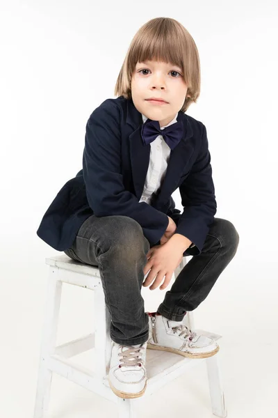 Lindo Niño Elegante Posando Estudio —  Fotos de Stock