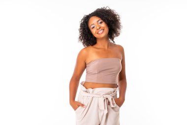 Güzel genç kadın beyaza karşı 