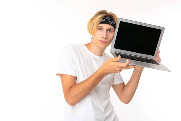 Pria Berpose Dengan Laptop Terhadap Latar Belakang Putih — Stok Foto