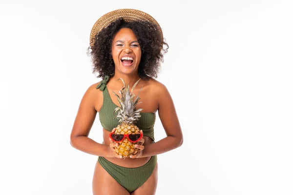 Afrikanerin Badebekleidung Posiert Mit Ananas Vor Weißem Hintergrund — Stockfoto