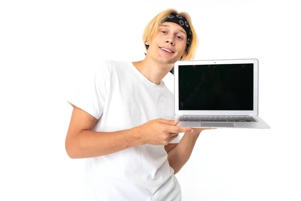 Man Poseren Met Laptop Tegen Witte Achtergrond — Stockfoto