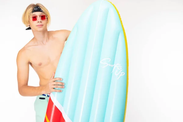Junger Blonder Mann Mit Nacktem Oberkörper Und Sonnenbrille Posiert Mit — Stockfoto