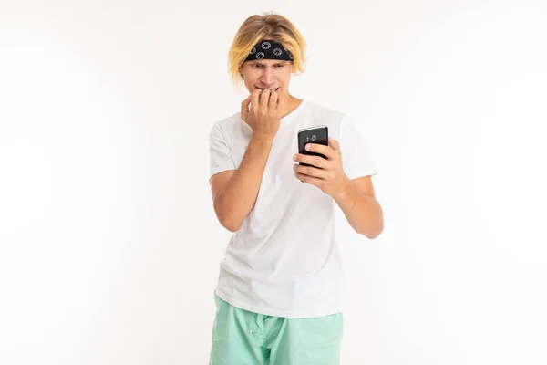 Hombre Posando Con Teléfono Móvil Sobre Fondo Blanco —  Fotos de Stock