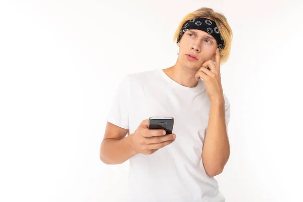 Homem Posando Com Telefone Celular Contra Fundo Branco — Fotografia de Stock