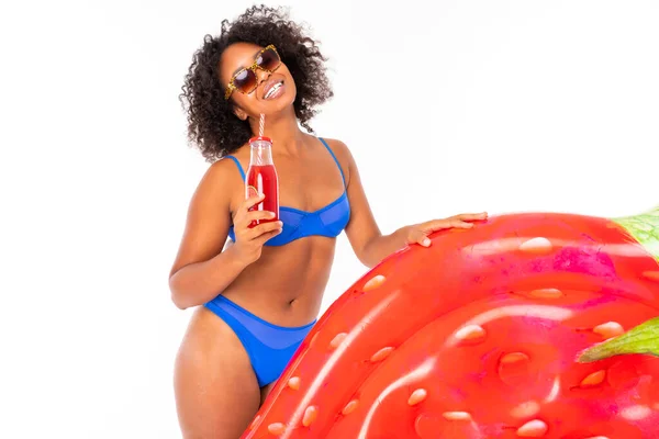 Afrikanerin Badebekleidung Posiert Mit Luftmatratze Und Getränken Vor Weißem Hintergrund — Stockfoto