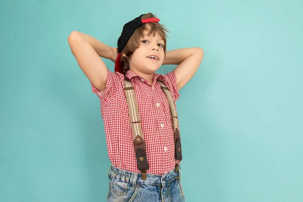 Schattig Modieus Jongen Poseren Tegen Blauw — Stockfoto