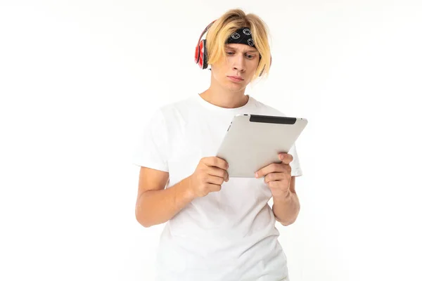 Pria Berpose Headphone Dengan Tablet Digital Terhadap Latar Belakang Putih — Stok Foto